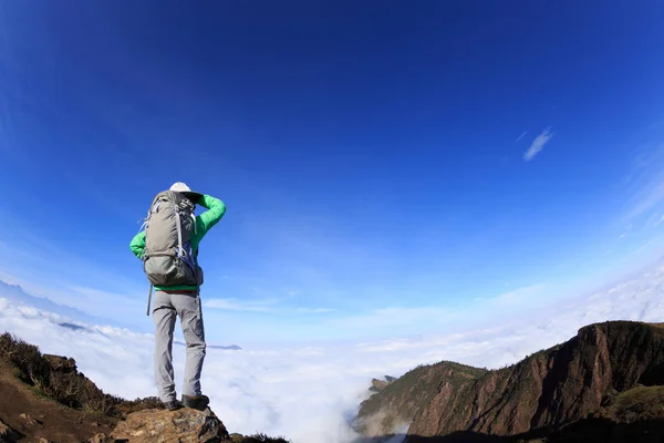 Backpacker Νεαρή Γυναίκα Στέκεται Στην Κορυφή Του Βουνού — Φωτογραφία Αρχείου