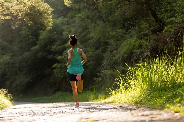 Jonge Fitness Vrouw Atleet Waarop Bospad — Stockfoto