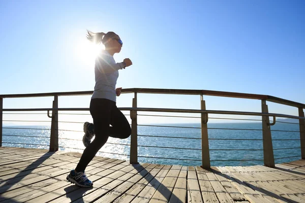 Jonge Vrouw Lopen Seaside Promenade Tijdens Zonsopgang — Stockfoto