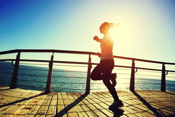 Спортивна Молода Жінка Біжить Морській Дошці Під Час Сходу Сонця — стокове фото