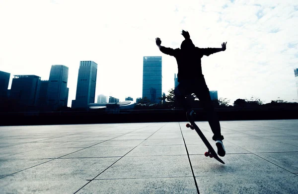 スケート ボードのトリックを行うという市立公園スケート ボードのオーリー — ストック写真
