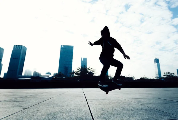 Skateboarder Haciendo Truco Llamado Ollie Parque Ciudad Con Monopatín — Foto de Stock
