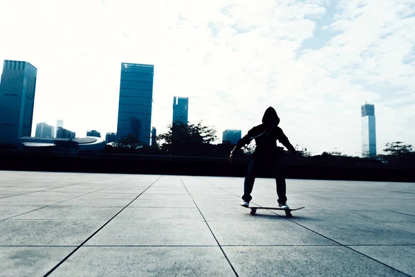 Один Скейтбордист Скейтбордом Городу — стоковое фото