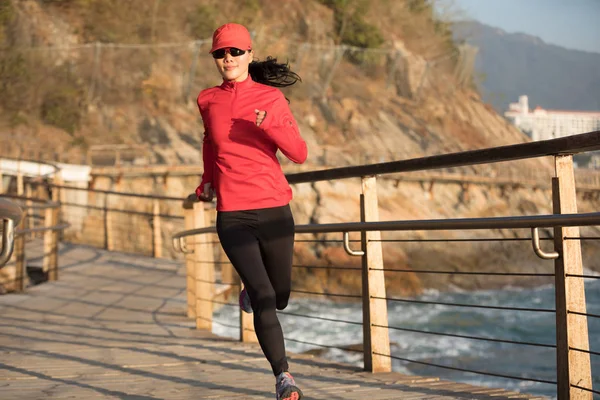 Giovane Donna Sportiva Che Corre Sul Lungomare Durante Alba — Foto Stock