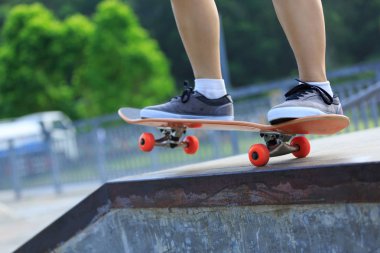 Bayan kaykaycı bacaklar skatepark kaykay