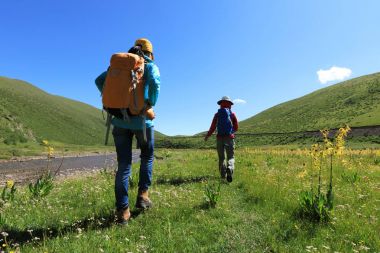 İki nehir kıyısındaki dağlardaki arkadaşlar backpacking