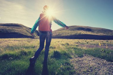 sırt çantasında gündoğumu dağlar ile kadın uzun yürüyüşe çıkan kimse backpacking
