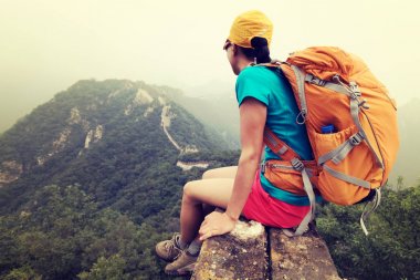Çin Seddi üzerinde manzarayı başarılı kadın uzun yürüyüşe çıkan kimse