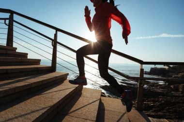 sahil yolu üst katta çalışan sportif fitness kadın