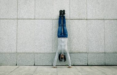 kadın hipster amuda duvara