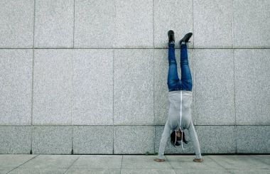 kadın hipster amuda duvara