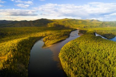 Hava dron sonbahar dağlar ve ormanlar gündoğumu yumuşak ışık ile küçük nehir görünümü. Görkemli manzara.