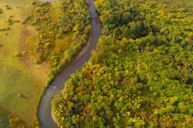 Hava dron sonbahar dağlar ve ormanlar gündoğumu yumuşak ışık ile küçük nehir görünümü. Görkemli manzara. 