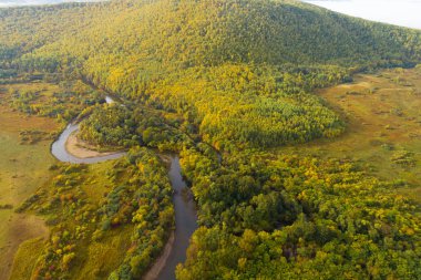 Hava dron sonbahar dağlar ve ormanlar gündoğumu yumuşak ışık ile küçük nehir görünümü. Görkemli manzara.