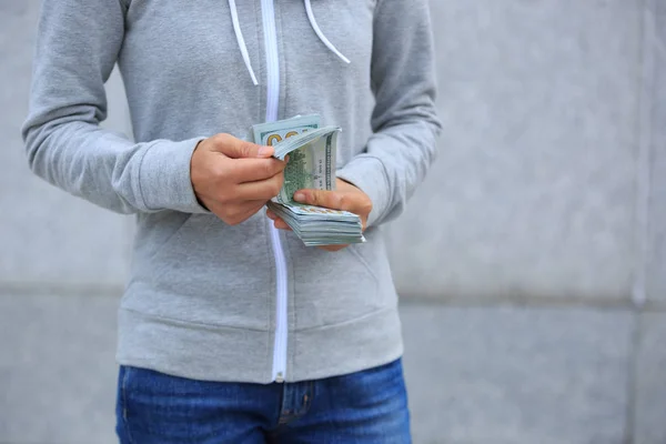 Vrouwelijke Handen Tellen Van Geld Achtergrond Wazig Stad — Stockfoto