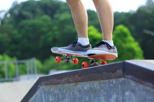 Young Woman Skateboarder Skateboarding Skatepark — Stock Photo, Image