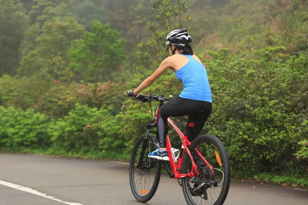 Young Woman Cyclist Riding Mountain Bike Trail — Stock Photo, Image