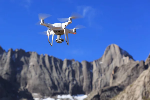 Repülő Drone Levegőben Nagy Magasságban Hegyek Felett — Stock Fotó