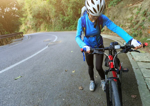 Młoda Kobieta Kolarz Jeżdżenie Rower Górski Szlak — Zdjęcie stockowe