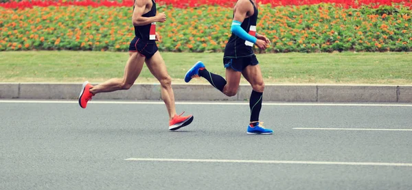 Maratone Corridori Gambe Esecuzione Sulla Strada Della Città — Foto Stock