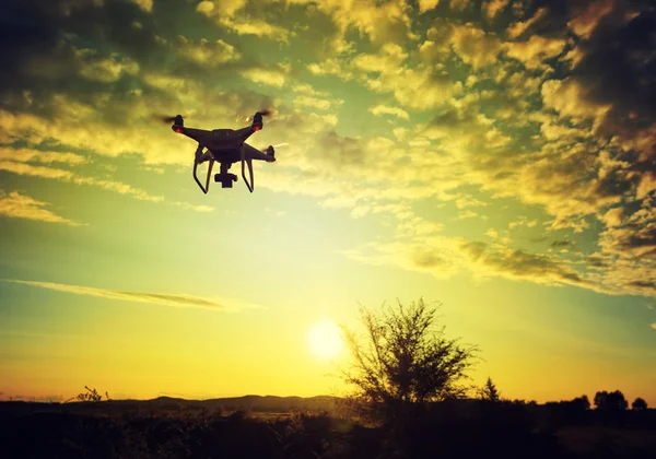 Drone Voador Céu Durante Pôr Sol — Fotografia de Stock