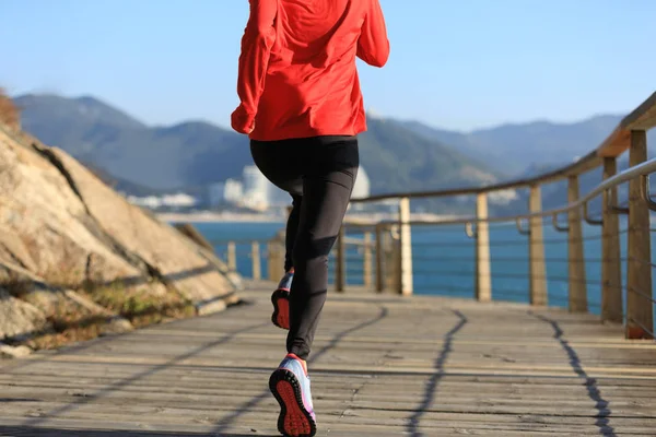 Sportig Fitness Ung Kvinna Körs Strandpromenaden — Stockfoto