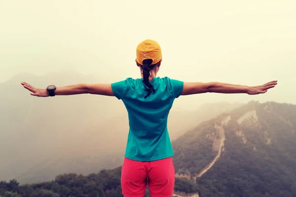 Exitosa Excursionista Femenina Pie Con Los Brazos Abiertos Gran Pared — Foto de Stock