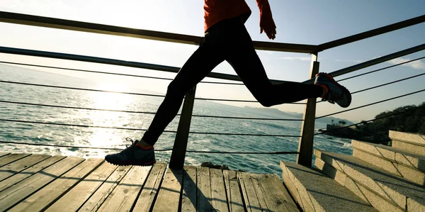 Sportowa Fitness Kobiece Biegacz Schodach Pobliżu Wybrzeża — Zdjęcie stockowe