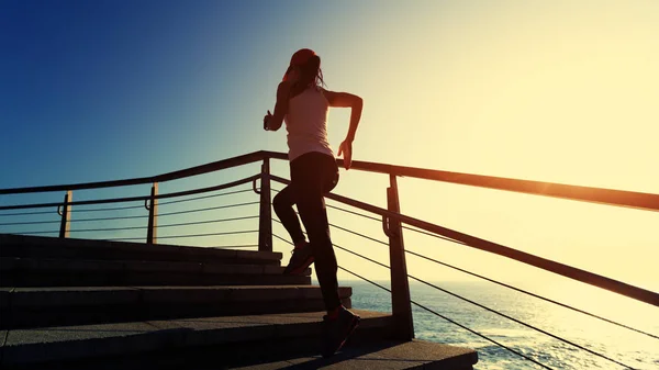 Giovane Donna Sportiva Che Corre Piano Sopra Sul Sentiero Costiero — Foto Stock