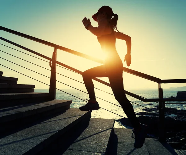 Atletica Atletica Corridore Femminile Correndo Piano Sopra Sul Sentiero Costiero — Foto Stock