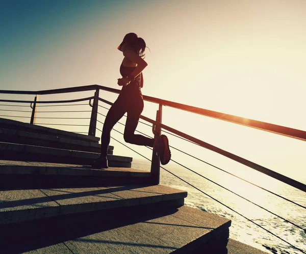 Sporty Young Woman Running Upstairs Coast Trail — Stock Photo, Image