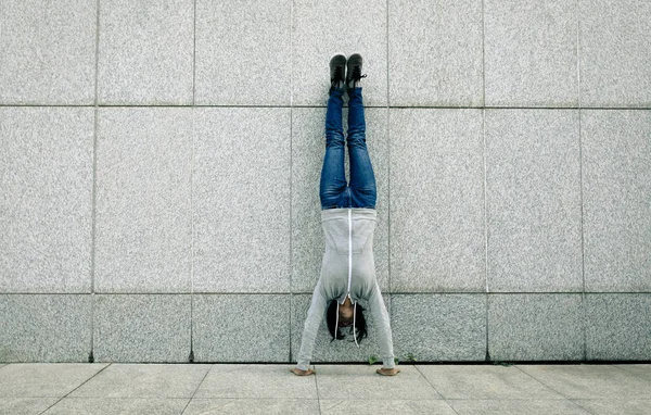 kadın hipster amuda duvara