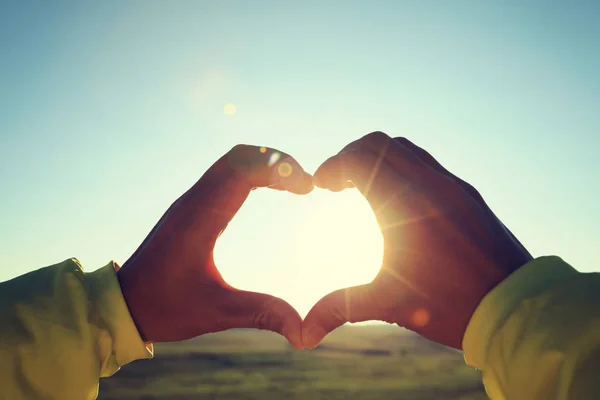 Mãos Humanas Fazendo Sinal Forma Coração Sobre Céu Por Sol — Fotografia de Stock