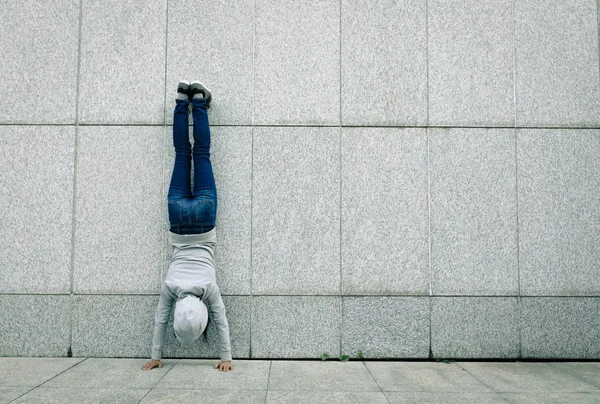 Hembra Hipster Haciendo Handstand Contra Pared — Foto de Stock