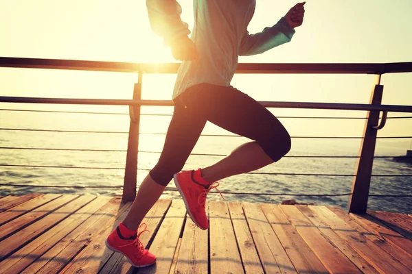 Sportliche Fitness Läuferin Läuft Bei Sonnenaufgang Auf Strandpromenade — Stockfoto