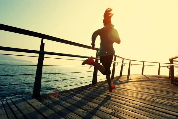 Sportliche Fitness Läuferin Läuft Bei Sonnenaufgang Auf Strandpromenade — Stockfoto