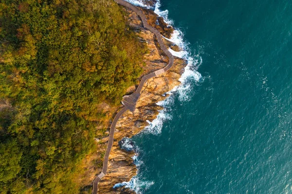 Drohnenaufnahme Der Holzpromenade Und Wellen Brechen Felsen Der Küste — Stockfoto