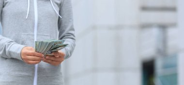 Bulanık şehir arka plan üzerinde para sayma eller