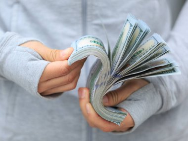 kadın el para sayma görünümü kapatın 