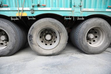 hasarlı Lastik tekerlekli kamyon, üzerinde kapat 