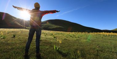 sırt çantasıyla kadın gündoğumu dağlarda hiking