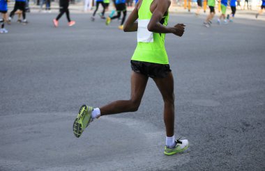 Şehir yolunda koşan maraton koşucusu bacakları