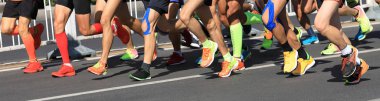 Şehir yolunda koşan maraton koşucusu bacakları