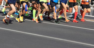 maraton koşucular bacaklar şehir yolda çalışan