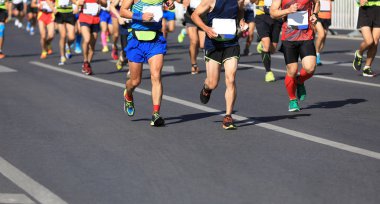 maraton koşucular bacaklar şehir yolda çalışan