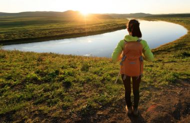 nehir kenarında tepenin üstüne günbatımı manzarayı kadın uzun yürüyüşe çıkan kimse