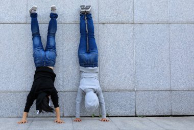 İki kadın hipsters amut City duvara yapıyor