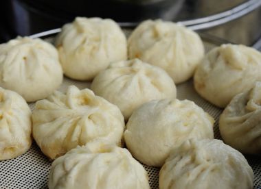 Çin yemeği buğulanmış çörekler konteynırda