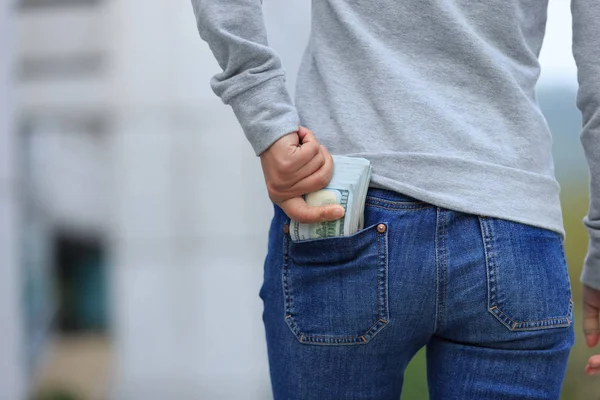 Vrouwelijke Hand Zak Geld Gestoken Achtergrond Wazig Stad — Stockfoto