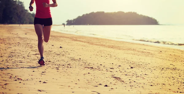 Młody Fitness Kobiece Biegacz Plaży — Zdjęcie stockowe